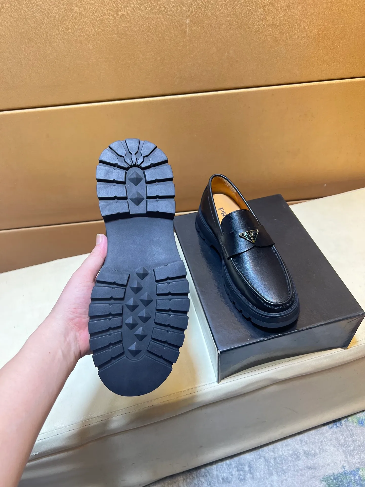 pp440💰👑👑👑 PRADA*PRADA Niuli·Exclusive first release·～Unique modern style sneakers. Counter purchasing 🏃casual leather shoes😍😍 original shiny leather imported from Italy (refuses to discolor and rub feet) soles: original soles specially provided by the original factory, super cool 😍 lace up and walk with wind 👍 style design ⚠️ super comfortable, wear-resistant and non-slip original soles. Just like shooting the real thing🎬The real thing is better. Suitable for outdoor and driving👍Perfect high-quality sneakers, men's shoe size: 38-44